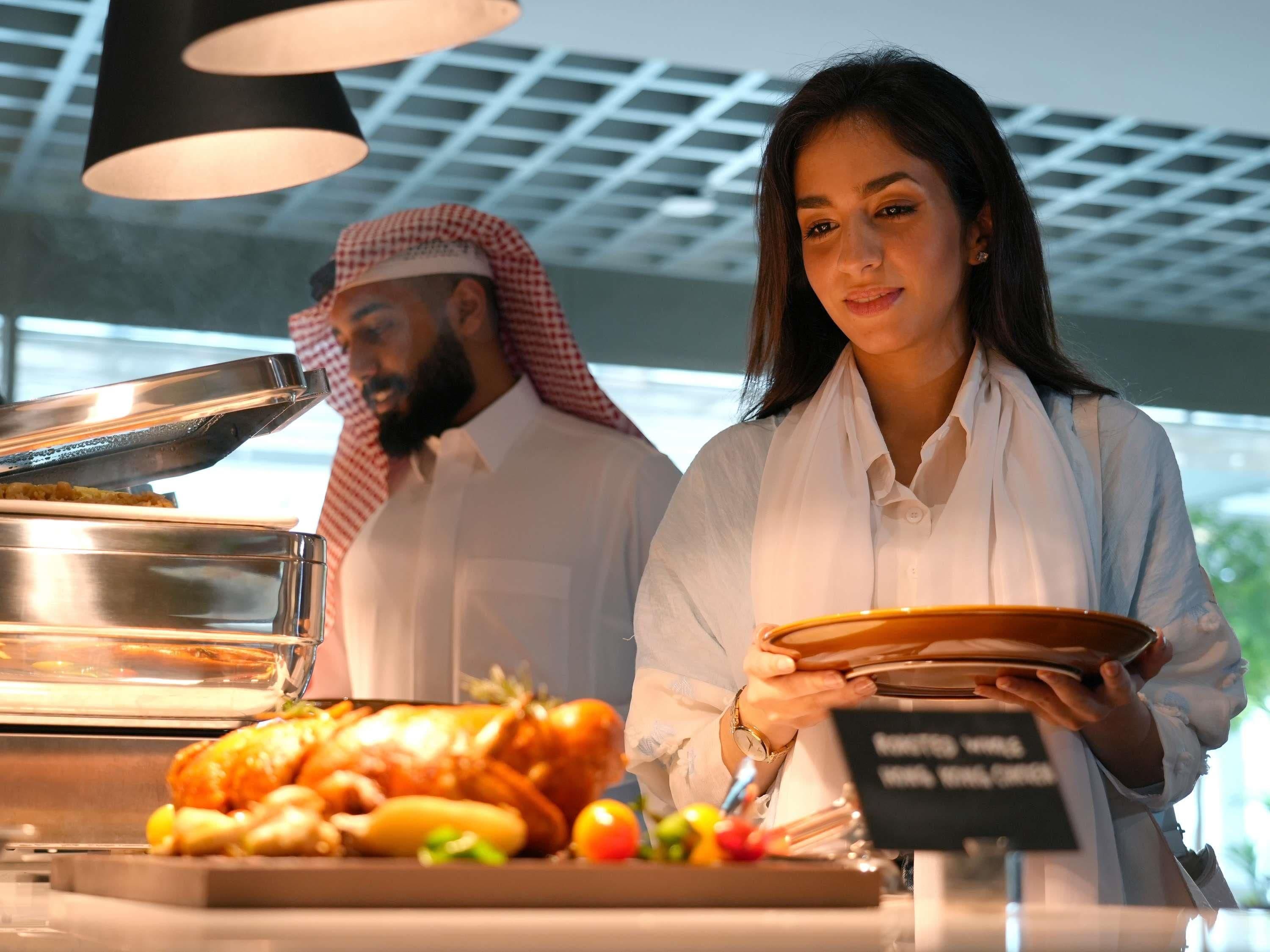 Un buffet proposant une variété de plats, notamment des viandes et des légumes rôtis.
