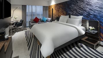 Minibar, caja de seguridad en la habitación y escritorio