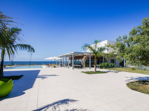 Outdoor pool, pool umbrellas, sun loungers - Ibis Styles Mayotte Aeroport (Pamandzi)