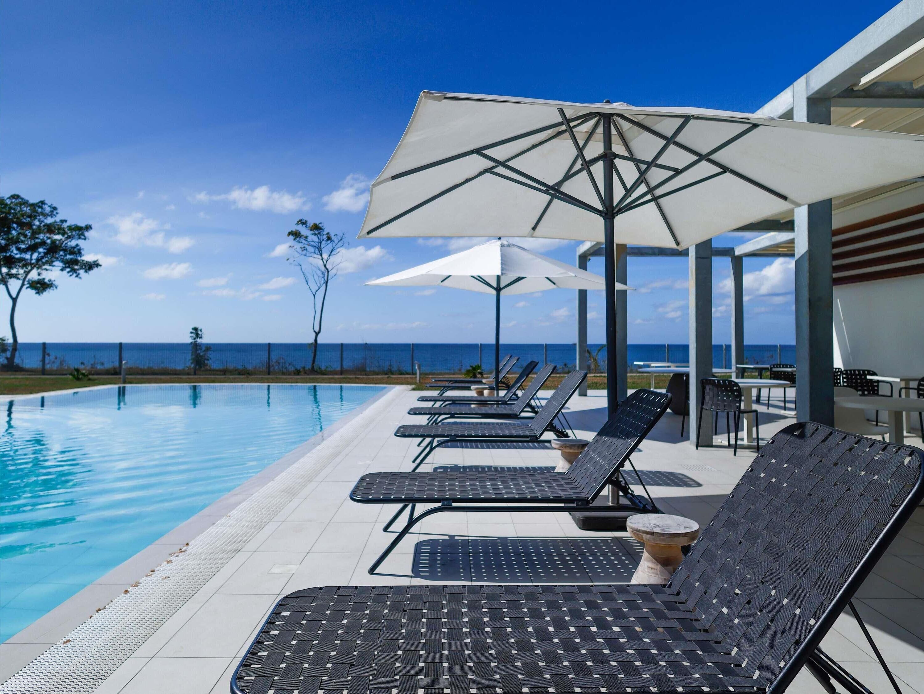 Hồ bơi ngoài trời, dù/ô trên bãi biển/hồ bơi, ghế dài tắm nắng 