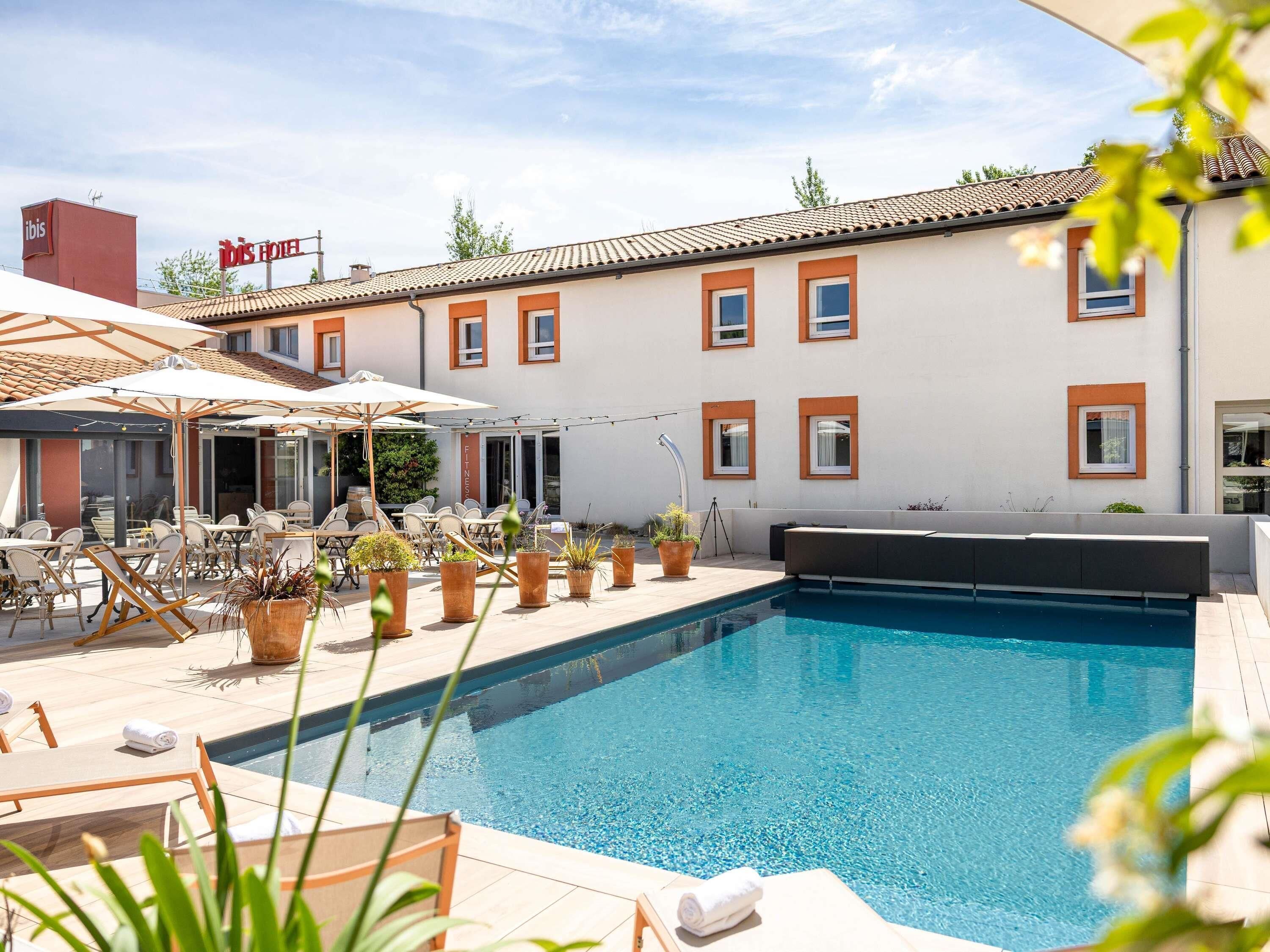 Una piscina al aire libre de temporada