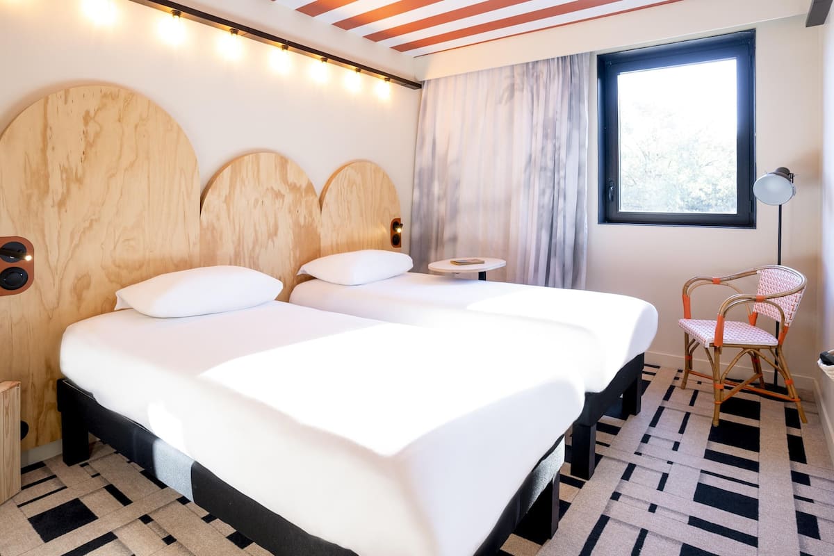 Standard Room, 2 Single Beds | Hypo-allergenic bedding, individually furnished, desk, laptop workspace