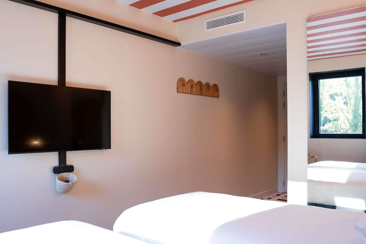 Anti alerjik yatak takımı, ayrı ayrı döşenmiş, masa