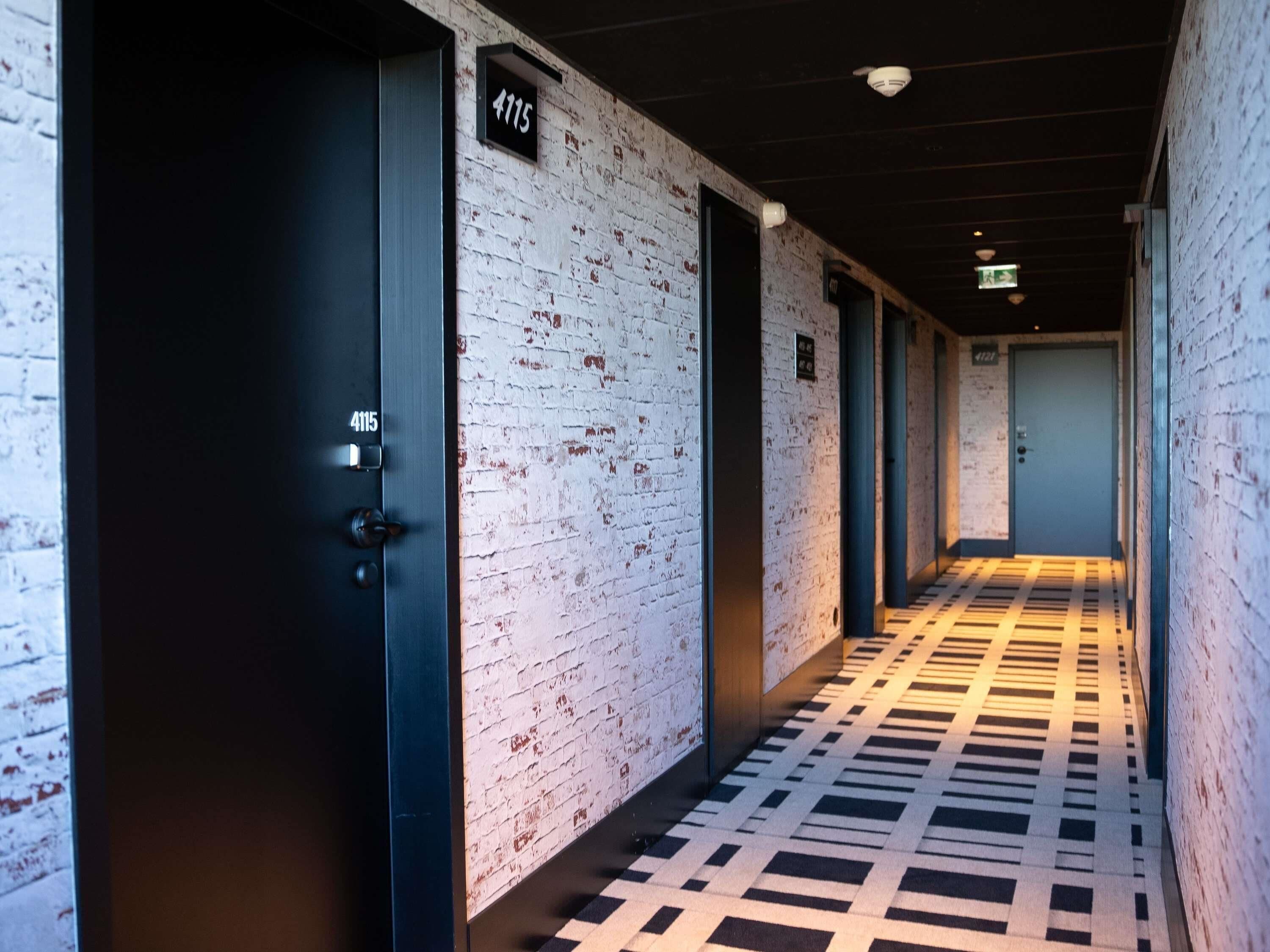 スタンダード ルーム ダブルベッド 1 台 | 低刺激性寝具、客室ごとに異なるインテリア、デスク、ノートパソコン用作業スペース