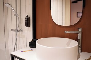 Ropa de cama hipoalergénica, muebles diferentes y escritorio 