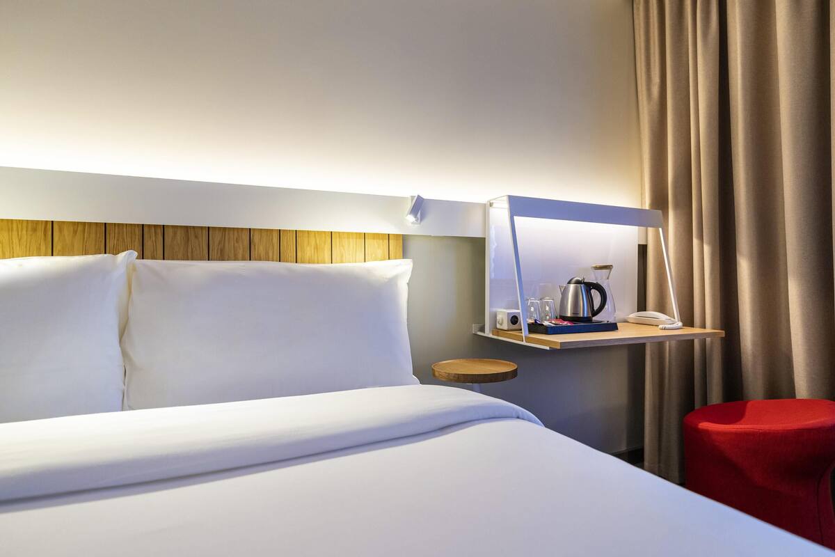 Family Room, Multiple Beds (Cozy Living Room) | Premium bedding, in-room safe, desk, blackout drapes