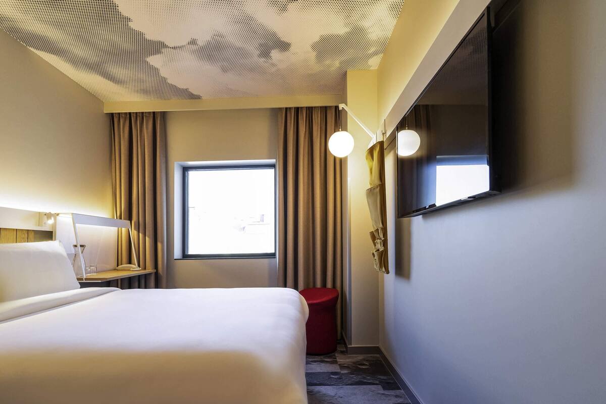 Standard Room, 1 Double Bed | Premium bedding, in-room safe, desk, blackout drapes