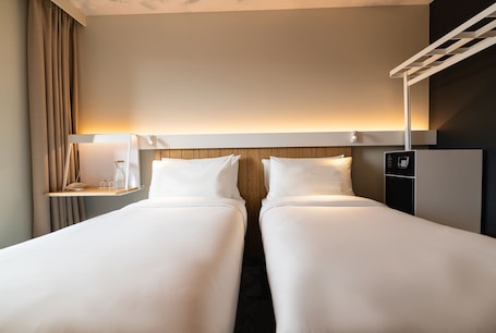 Premium bedding, in-room safe, desk, blackout drapes