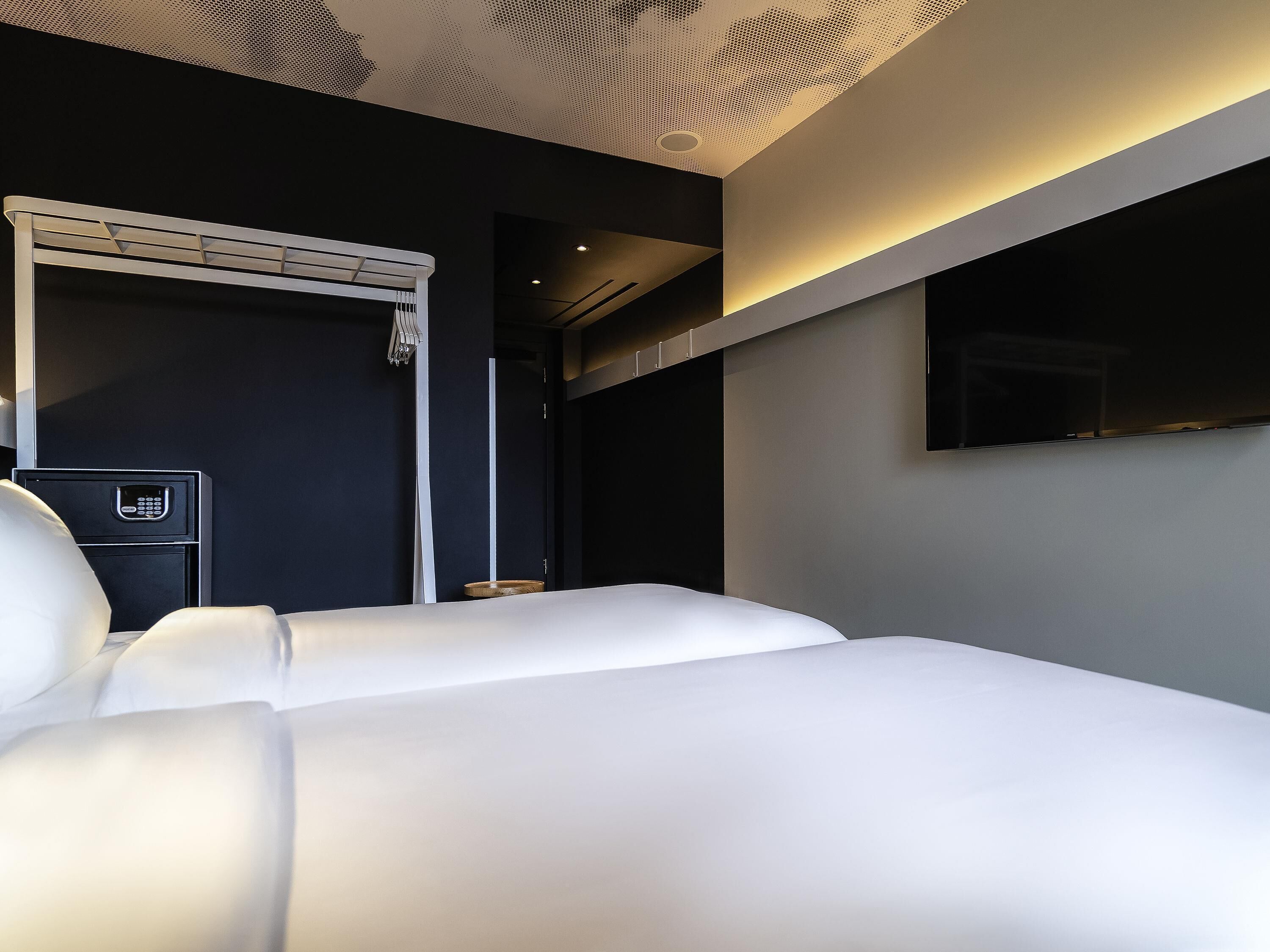 Kamar Standar, 2 Tempat Tidur Twin | Seprai premium, minibar, brankas, dan meja kerja