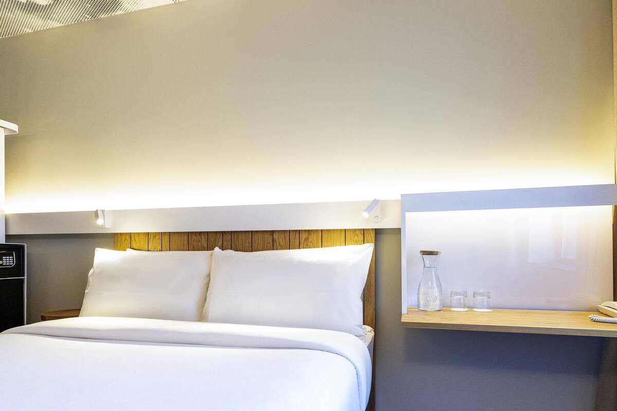 Sengetøy av topp kvalitet, minibar, safe på rommet og skrivebord