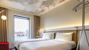 Rom – standard, 2 enkeltsenger | Sengetøy av topp kvalitet, minibar, safe på rommet og skrivebord