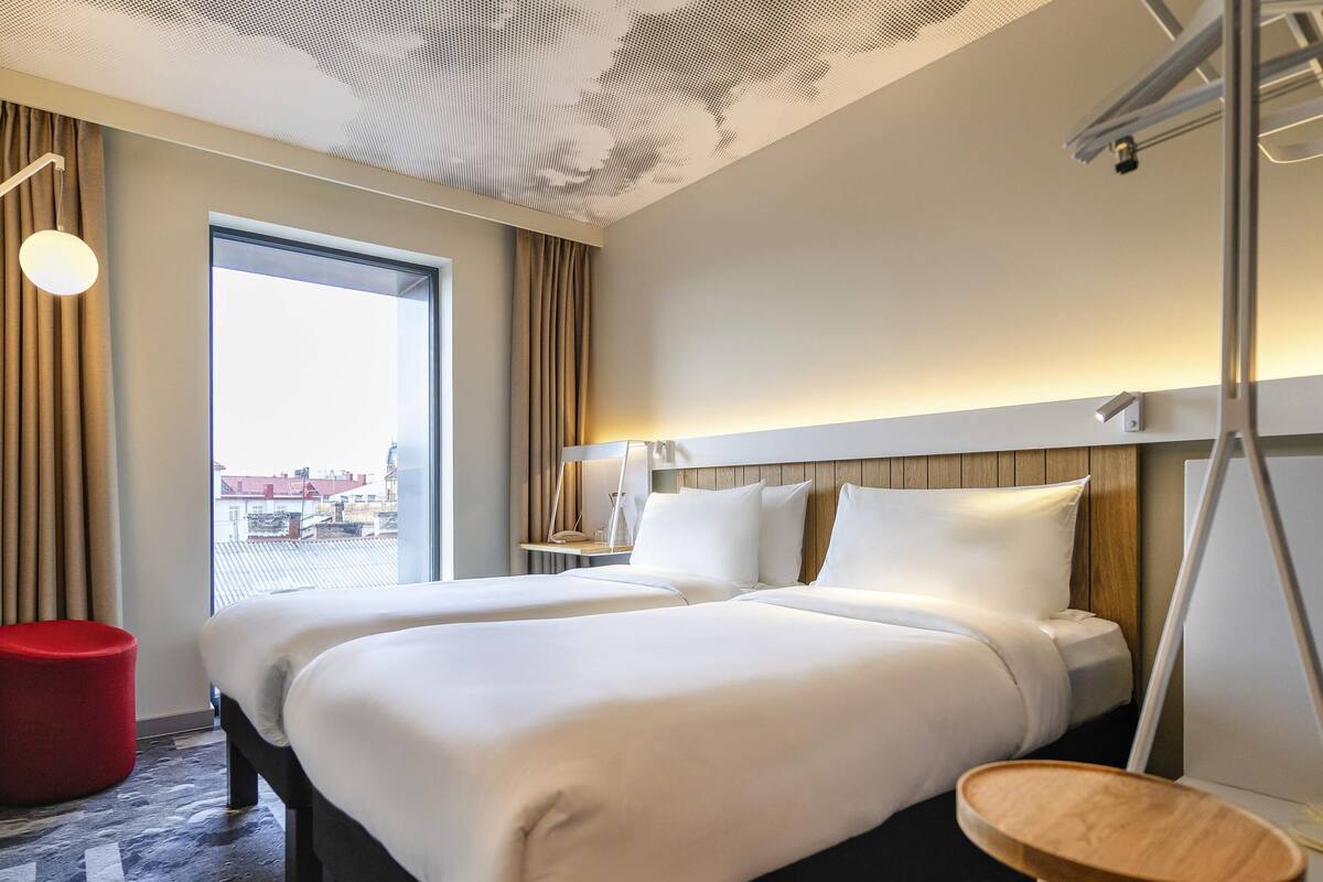 Rom – standard, 2 enkeltsenger | Sengetøy av topp kvalitet, minibar, safe på rommet og skrivebord