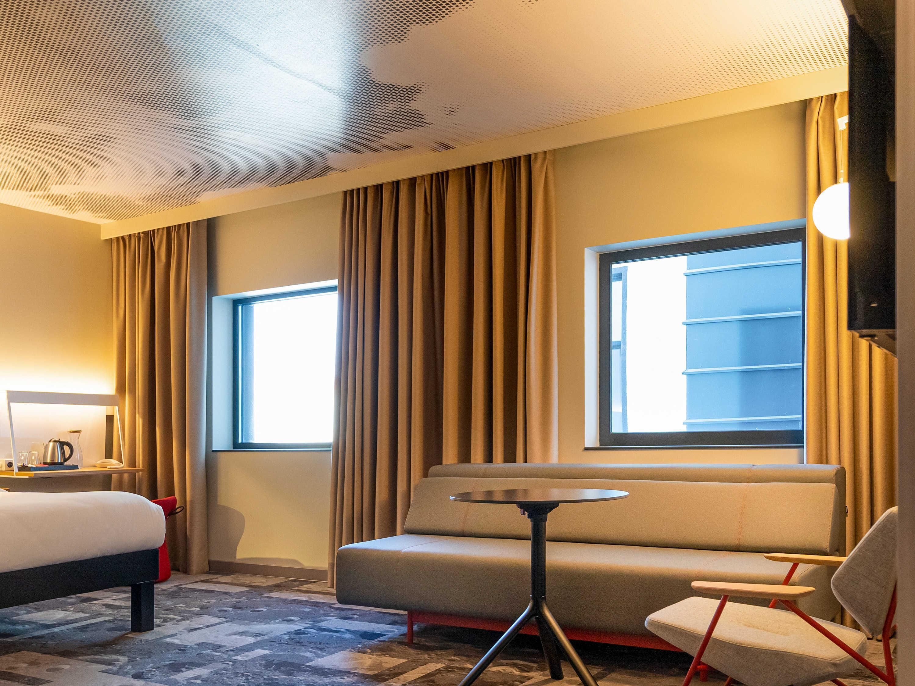 Chambre familiale, Plusieurs lits (Cozy Living Room) | Literie de qualité, minibar, coffre-fort, bureau