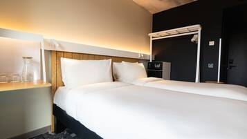 Standard Room, 2 Twin Beds | 1 bedroom, premium bedding, in-room safe, desk
