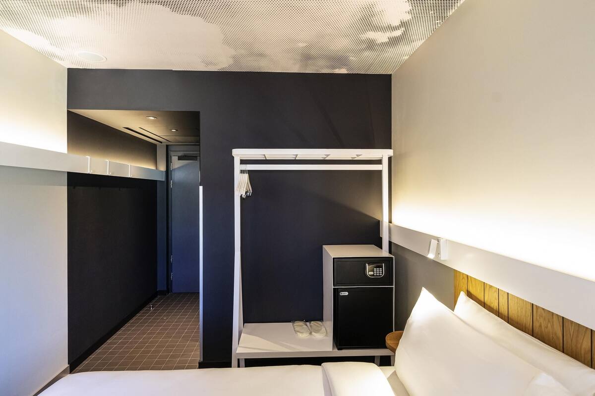Rom – standard, 1 enkeltseng | Sengetøy av topp kvalitet, minibar, safe på rommet og skrivebord