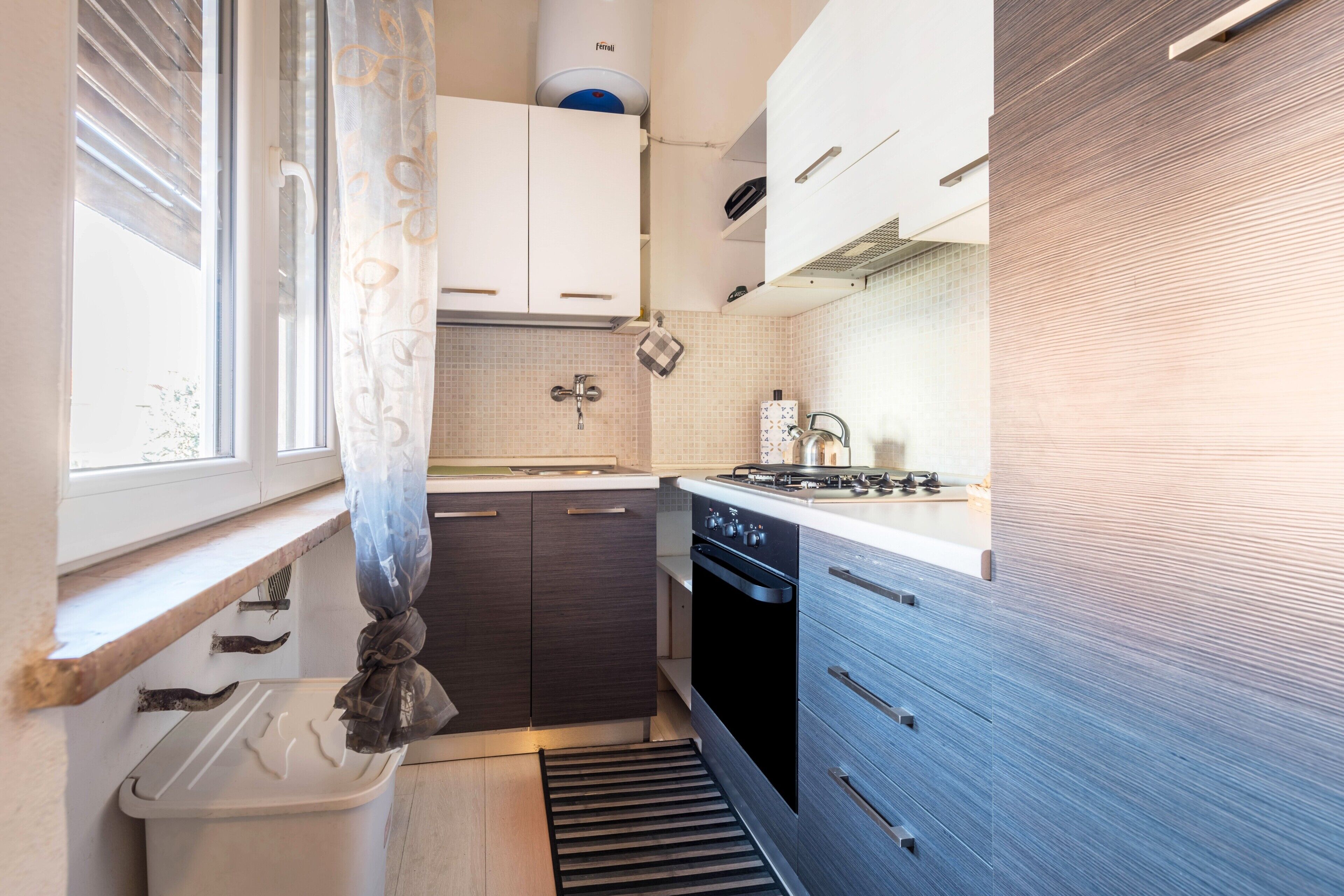 Kühlschrank, Ofen, Herdplatte, Wasserkocher mit Kaffee-/Teezubehör