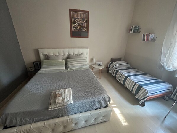 1 habitación, tabla de planchar con plancha, wifi gratis y ropa de cama 