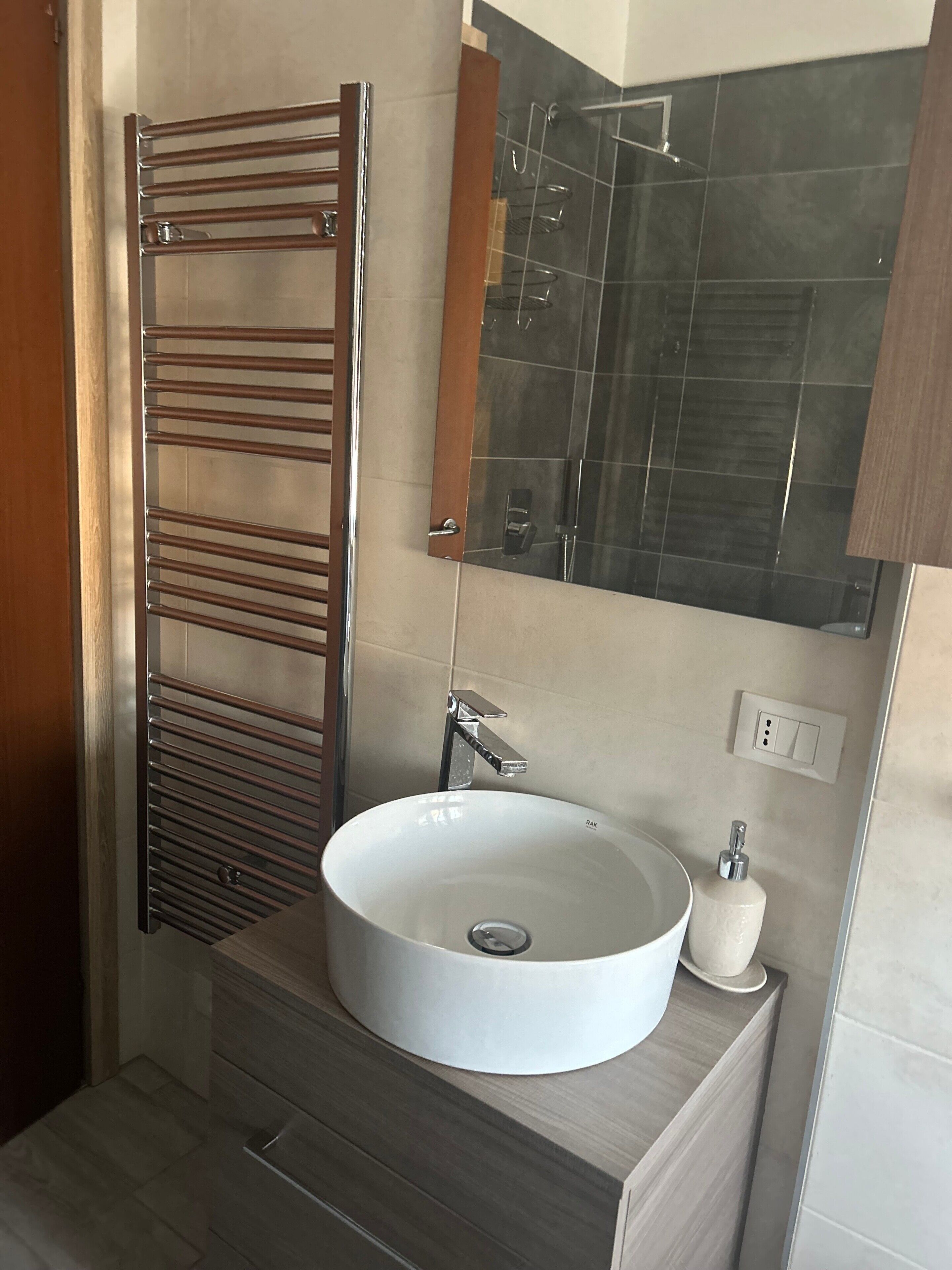 Douche, sèche-cheveux, serviettes fournies