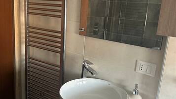 Douche, sèche-cheveux, serviettes fournies