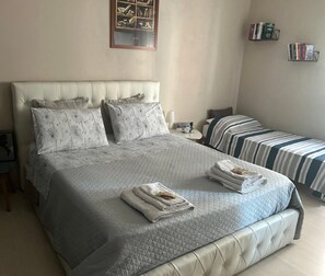 1 habitación, tabla de planchar con plancha, wifi gratis y ropa de cama 