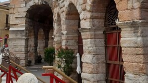 An ancient stone structure with multiple arches and columns, likely a historical site. - Holiday Apartment "Locazione Panta Rei" with A/C & Wi-Fi (Verona)