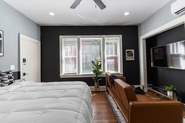 1 habitación, caja de seguridad en la habitación y escritorio 