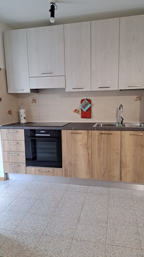 Réfrigérateur, four, plaque de cuisson, grille-pain