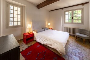 6 slaapkamers, een bureau, een strijkplank/strijkijzer, reisbedje