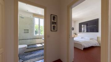 6 bedrooms, desk, iron/ironing board, travel crib