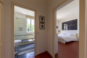 6 Schlafzimmer, Schreibtisch, Bügeleisen/Bügelbrett, Reisekinderbett
