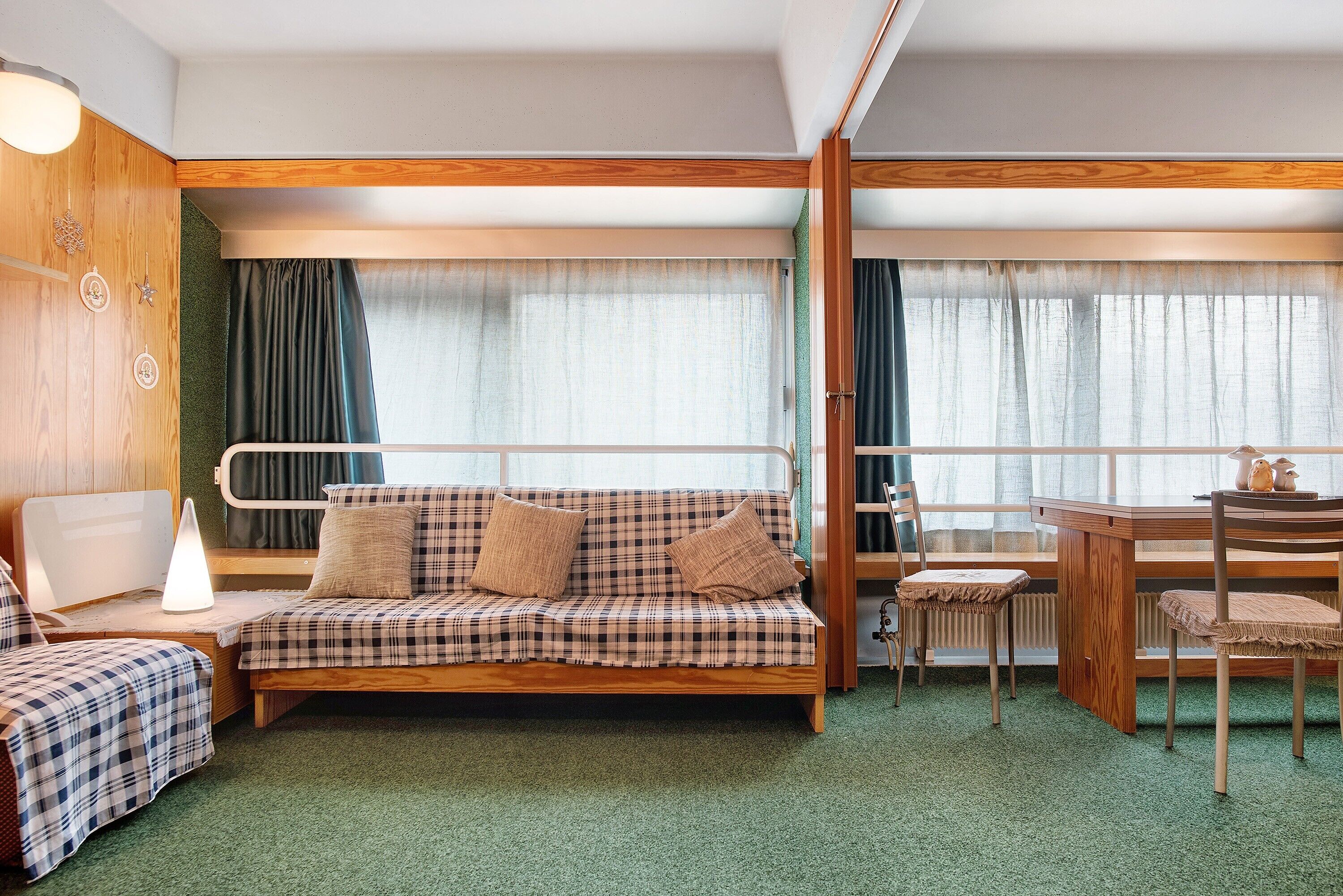 Een televisie en een tafeltennistafel