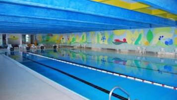 Una piscina techada, una piscina climatizada