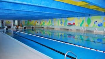 Una piscina techada, una piscina climatizada