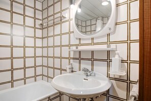 Bathtub, hair dryer - Apartment "Nives" with Mountain View, Indoor Pool and Wi-Fi (Marilleva 1400)