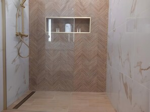Badewanne, Haartrockner, Handtücher