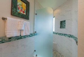 Dusche, Haartrockner, Handtücher