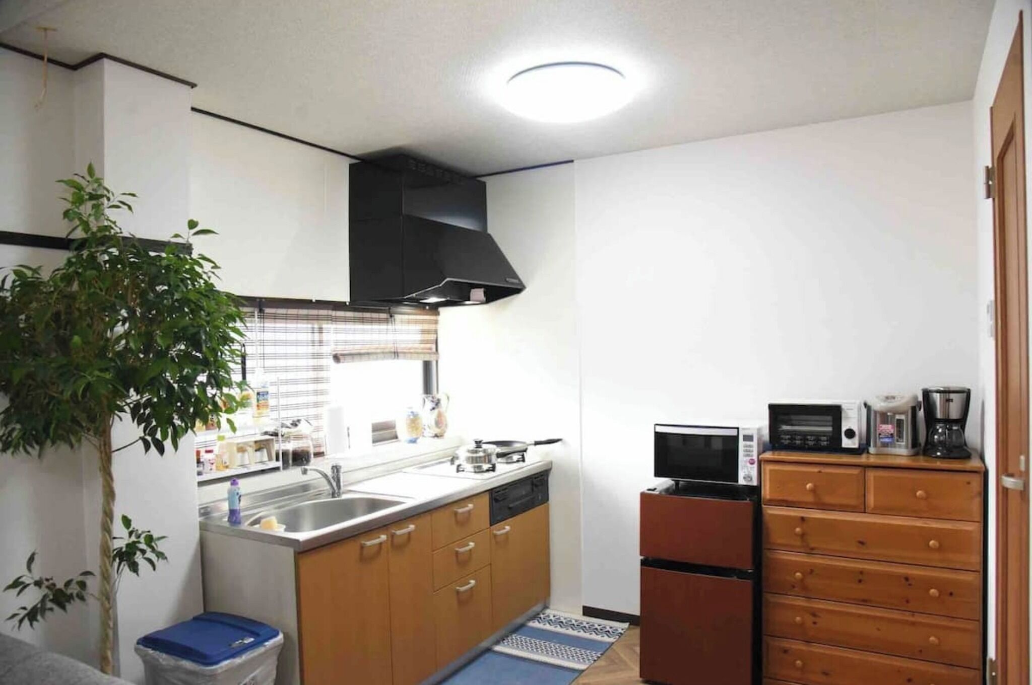 冷蔵庫、電子レンジ、コンロ、調理器具と食器