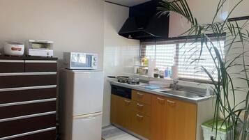 Fridge, microwave, stovetop, cookware/dishes/utensils