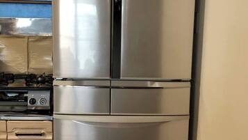 Réfrigérateur, micro-ondes, plaque de cuisson