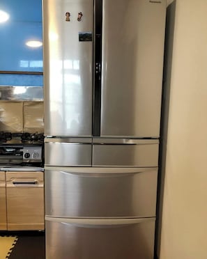 Fridge, microwave, stovetop, cookware/dishes/utensils