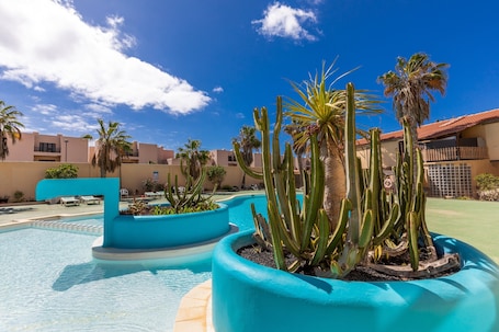 Pool. Vacation Home 'Gmar House Relax y Naturaleza' close to the Sea with Shared Pool & Wi-Fi