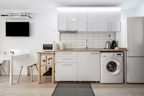 Kylskåp, mikrovågsugn, spishäll och kaffe- och tebryggare