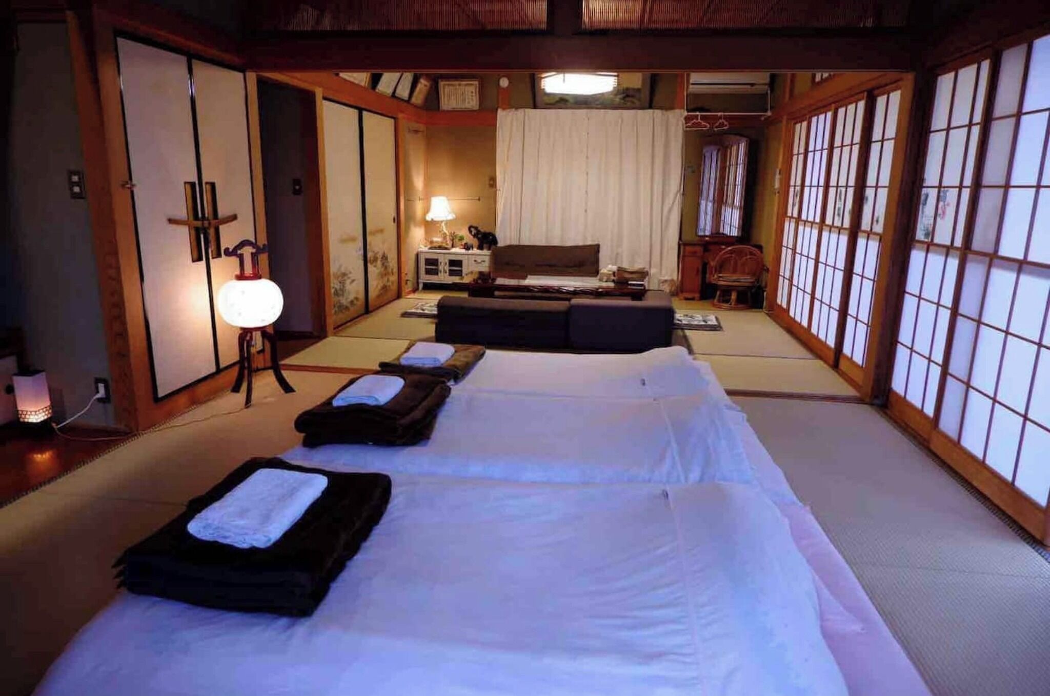 1 室のベッドルーム、デスク、WiFi (無料)、ベッドシーツ