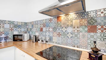 Jääkaappi, mikroaaltouuni, uuni, liesi