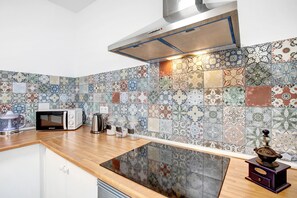 Jääkaappi, mikroaaltouuni, uuni, liesi