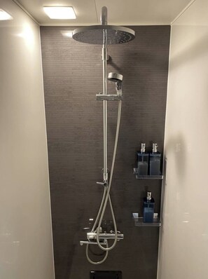 Regendusche, Haartrockner, Handtücher