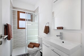 Ducha, artículos de higiene personal gratuitos y toallas