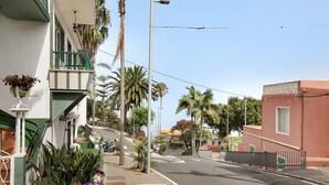 A street with buildings, a sidewalk, and a street lamp. - Vacation Home 'Casa Micaela 2' with Sea View, Terrace, Balcony & Wi-Fi (El Sauzal)