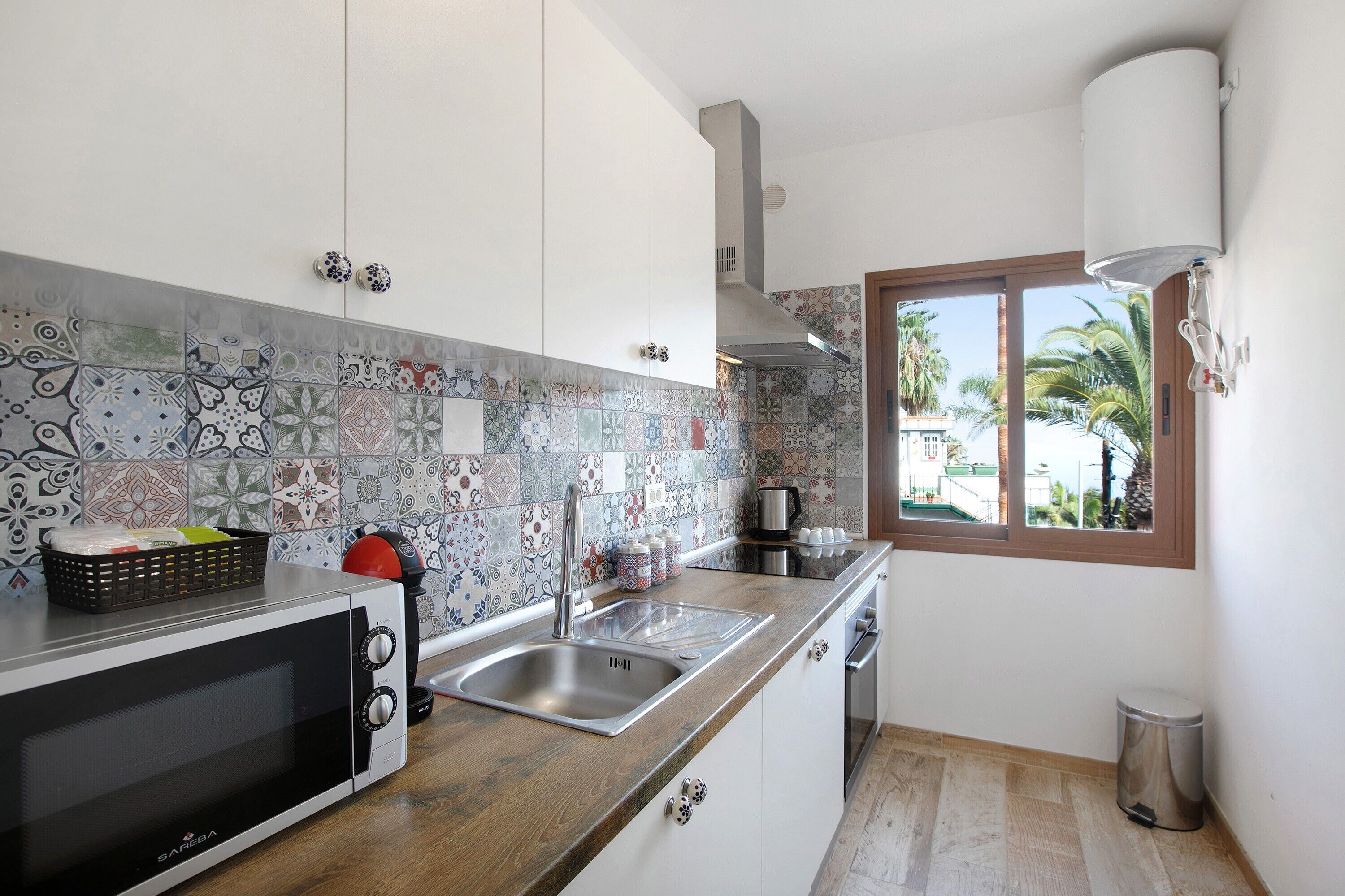 冷蔵庫、電子レンジ、オーブン、コンロ