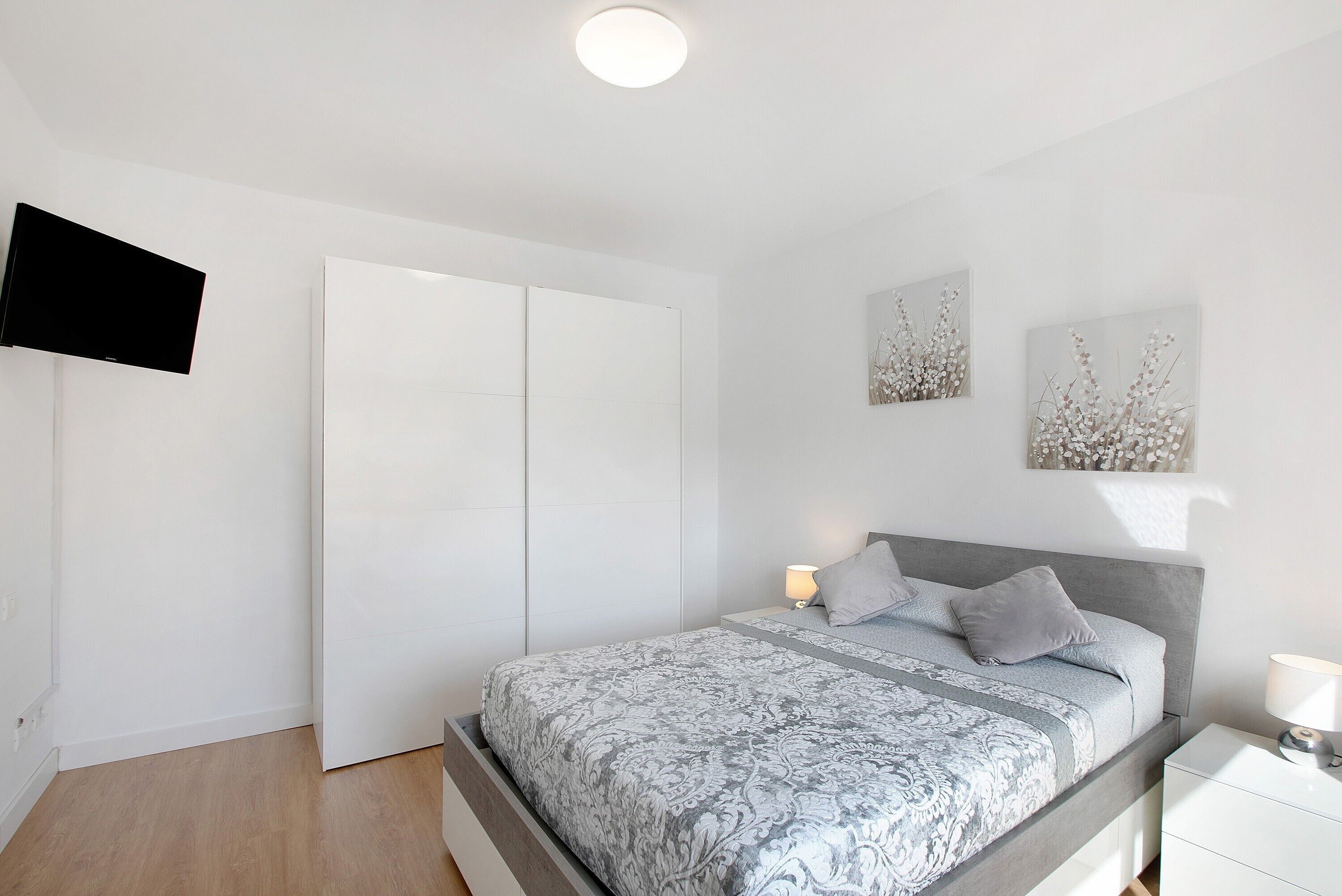 2 室のベッドルーム、WiFi (無料)、ベッドシーツ